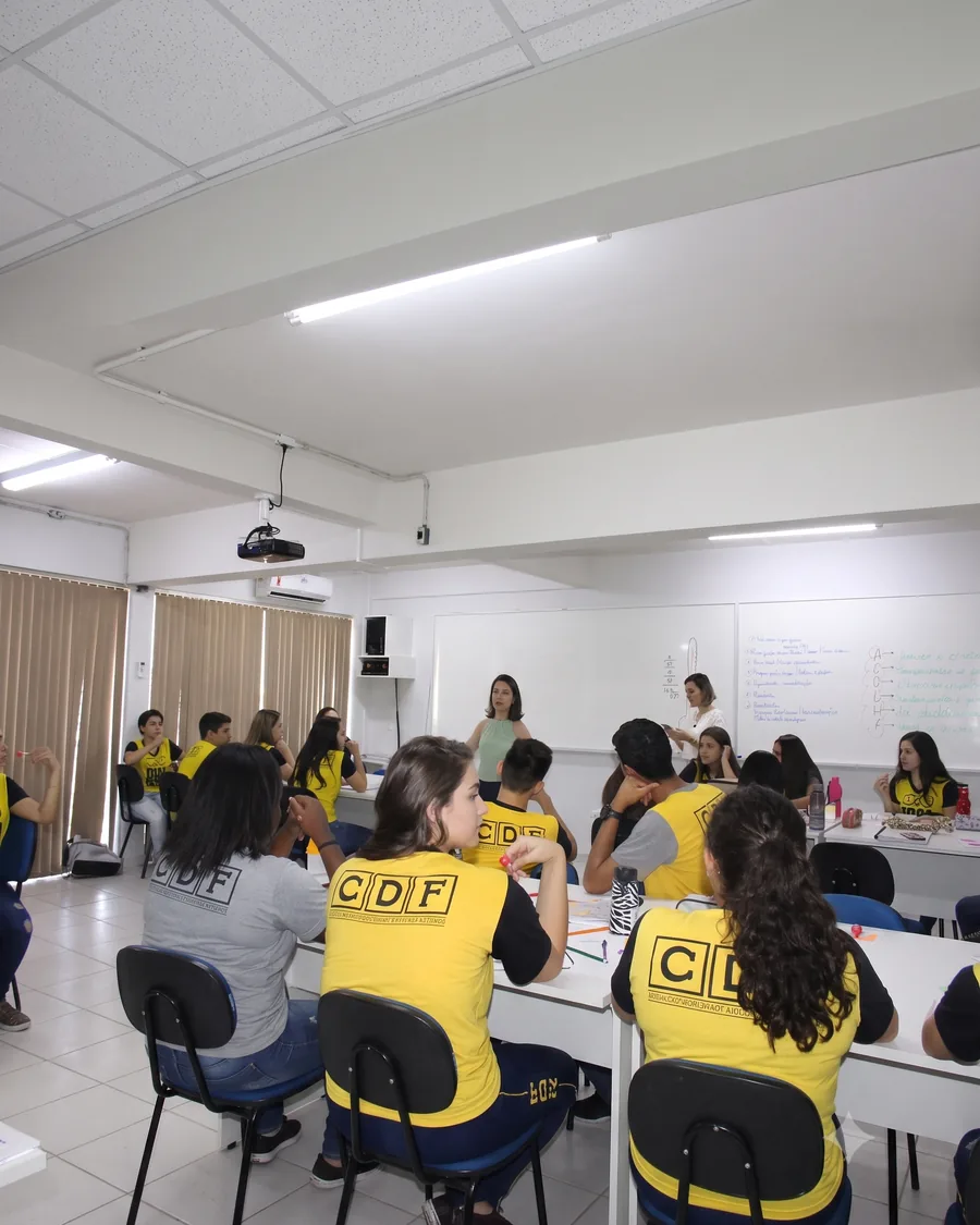 Aplicação de técnica do Caderno em atendimento, cena ilustrativa gerada por IA