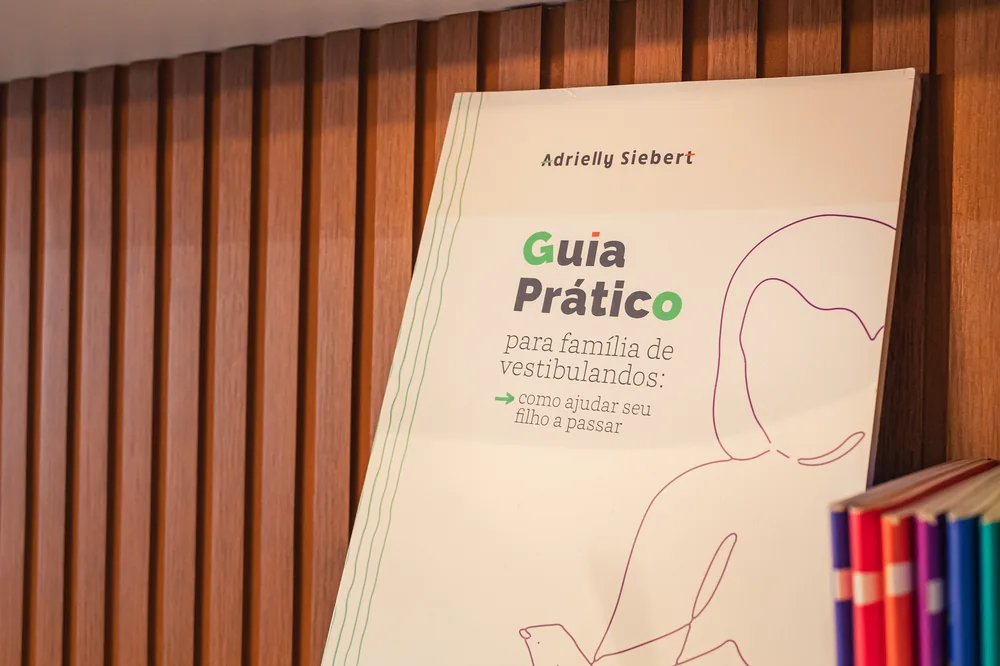 Guia Prático para Famílias de Vestibulandos na estante