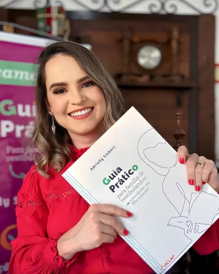 Adrielly Siebert com o Guia Prático para Famílias de Vestibulandos