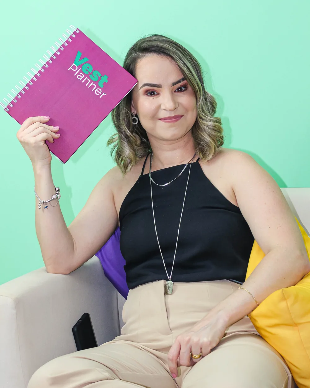 Adrielly Siebert, psicóloga, segurando o VestPlanner